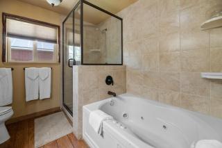Moonridge Retreat - 6BR, Walk to Bear Mountain, Foosball Table, BBQ - Big Bear Lake - 6