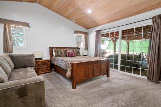 Moonlight Serenity - Ideal Location with Hot Tub and Foosball Table! Walk to local shops and zoo! - 2