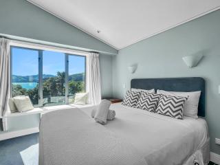 Waterfront 2-Bedroom Harbour View Apartment - 8