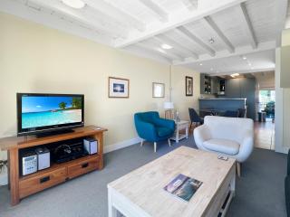 Waterfront 2-Bedroom Harbour View Apartment - Akaroa - 2