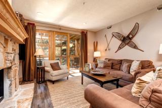 KBM Resorts Town Pointe Spacious 1 level Walk to Main and Town Lift Private Hot Tub Parking Elevator Access AC TPC-102c - 4