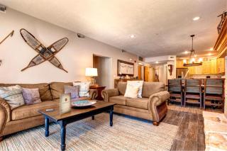 KBM Resorts Fantastic 1 level3Bdrm walk to Main and Town Lift private hot tub AC. TPC-102C - Park City - 6