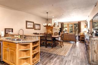 KBM Resorts Fantastic 1 level3Bdrm walk to Main and Town Lift private hot tub AC. TPC-102C - 1