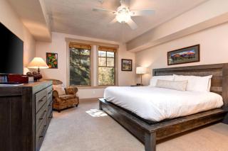 KBM Resorts Town Pointe Spacious 1 level Walk to Main and Town Lift Private Hot Tub Parking Elevator Access AC TPC-102c - 7