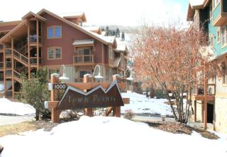 KBM Resorts Town Pointe Spacious 1 level Walk to Main and Town Lift Private Hot Tub Parking Elevator Access AC TPC-102c - 9