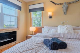 Luxury Hillside Farmhouse on The Bay of Quinte - Belleville - 5