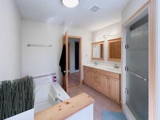 Luxury Hillside Farmhouse on The Bay of Quinte - Belleville - 4