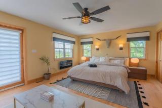 Luxury Hillside Farmhouse on The Bay of Quinte - 7