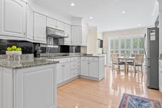 Serene, Pet Friendly Sea Pines Villa Near Beach with Pool Access - 9