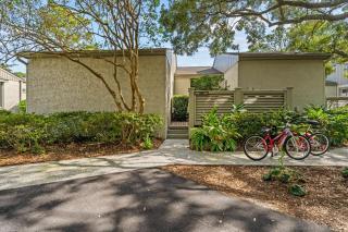 Serene, Pet Friendly Sea Pines Villa Near Beach with Pool Access - 4
