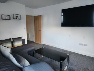 Centre Apartment - Sleeps 2 & Roof Top Hot Tub - Derby - 3