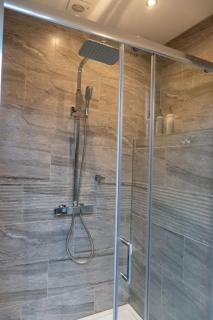 Luxury 4 Bedroom Apartment - Manchester - 5