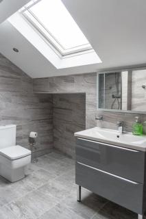 Luxury 4 Bedroom Apartment - Manchester - 6
