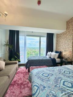 1-BR Suite with 2 Beds & Mountain Views in Aeon Towers beside Abreeza Mall 100MBPS WIFI - Davao - 0
