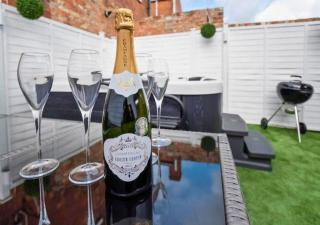 Amberley House - with Hot Tub + Free Parking - 8