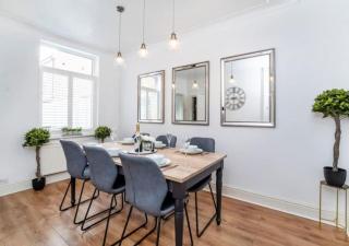 Amberley House - with Hot Tub + Free Parking - 1