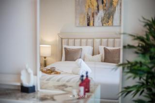 Manzil - 2BR Apartment in Palm Jumeirah with Marina View - Dubai - 1