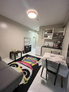 Cozy 1-BR Retreat Near MOA Pool view - Manila - 4