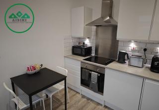 Aisiki Stays Apartments at Harwoods Road, Multiple 2-Bedroom, Pet-Friendly Flat, King or Twin or Double beds with FREE Wi-Fi & PARKING - Watford - 7