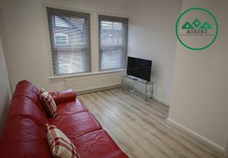 Aisiki Stays Apartments at Harwoods Road, Multiple 2-Bedroom, Pet-Friendly Flat, King or Twin or Double beds with FREE Wi-Fi & PARKING - Watford - 6