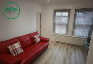Aisiki Stays Apartments at Harwoods Road, Multiple 2-Bedroom, Pet-Friendly Flat, King or Twin or Double beds with FREE Wi-Fi & PARKING - Watford - 5