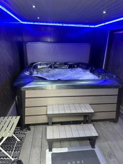 Hot tub hideaway - Manchester - 0