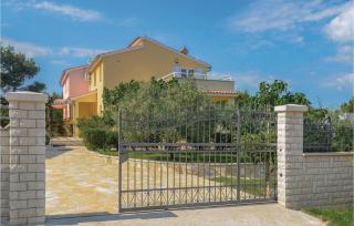 Two-Bedroom Holiday Home In Liznjan - 2