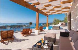 Lovely Home In Karbuni With Jacuzzi - Prižba - 0