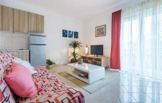 2 Bedroom Amazing Apartment In Pula - 9