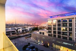 Premium 1BR Haven with Burj Khalifa, City Skyline Views, Pool, Gym & Balcony - 0