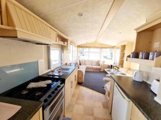 Superb 8 Berth Caravan At Seawick Holiday Park In Essex, Ref 27075Sw - Clacton-on-Sea - 6