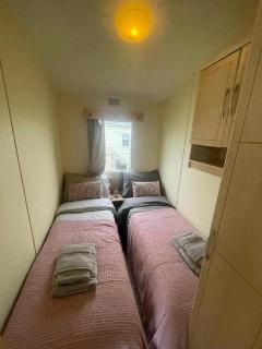 Superb 8 Berth Caravan At Seawick Holiday Park In Essex, Ref 27075Sw - Clacton-on-Sea - 4