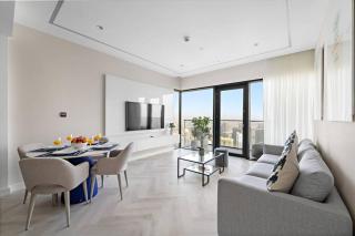 FIRST CLASS Dubai Marina 2BR with City Views, Balcony, Pool, Gym & Parking - Dubai - 9