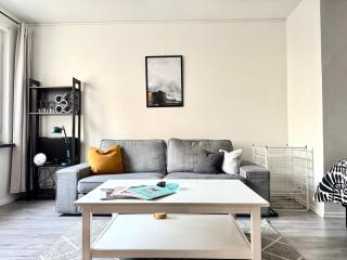 QUIET HAVEN - Fast WiFi, Functional Living, Remote Work, Doorstep Parking - 2