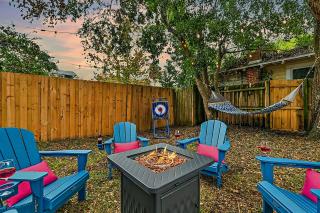 Walk to Downtown Eustis~Cozy Porch~Fire Pit~BBQ~Bungalow - Eustis - 8