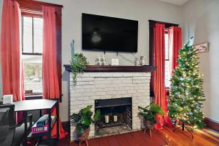 Walk to Downtown Eustis~Cozy Porch~Fire Pit~BBQ~Bungalow - Eustis - 1