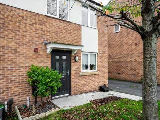 Pass the Keys Two Bed House Garden Bar Parking Bootle - Bootle - 4