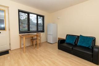 Tranquil 2BR in London Hatfield - - 1