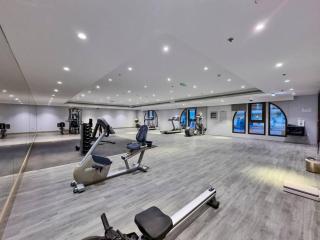 Chic Studio Stay with Gym, Pool, and Kitchenette - Dubai - 5