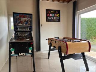 Le So Art, grande maison 4 chambres, terrain de pétanque, grand jardin clos, flipper, babyfoot, jeux Arcade, ping pong,1 km mer, proche golf, Port en Bessin, Bayeux et plages du débarquement, adaptée enfants - Commes - 5