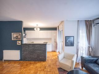 Chic Riverview Apartment - 6