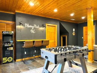 Wrap-Around Porch, Hot Tub and Game Room - Blowing Rock - 9
