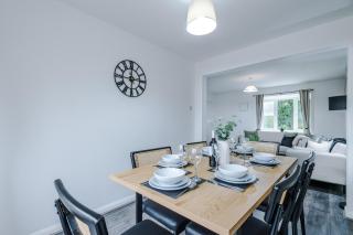 NEW! 3-Bed House in Greater Manchester by 53 Degrees Property, Ideal for Business & Contractors, FREE Parking! - Mossley - 2