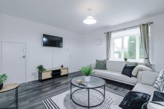 NEW! 3-Bed House in Greater Manchester by 53 Degrees Property, Ideal for Business & Contractors, FREE Parking! - Mossley - 7