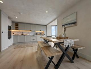 Ocean View Apartment, Seafront Location - The Mumbles - 8