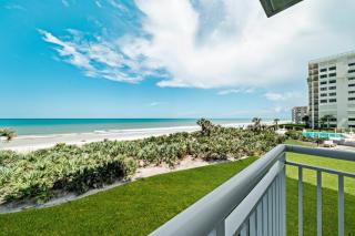 Large balcony with oceanfront views and complex pool! - New Smyrna Beach - 8