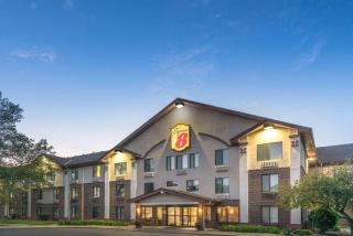 Super 8 by Wyndham Bloomington/Airport - Bloomington - 9