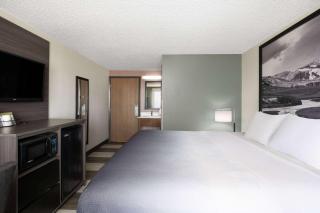 Super 8 by Wyndham Conrad - 3