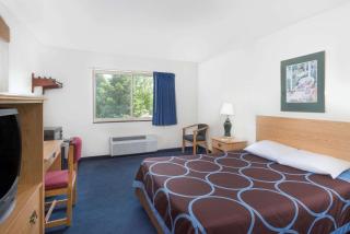 Super 8 by Wyndham Kingston - 7