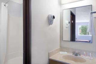 Super 8 by Wyndham Kingston - 6